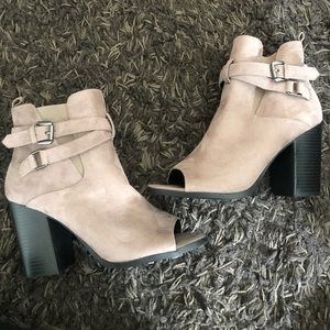 Size 8 Gray/Cream color